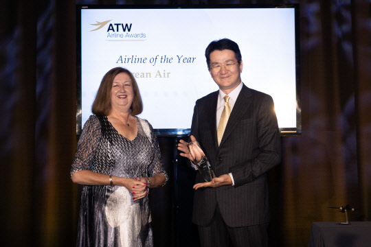 조원태(오른쪽) 한진그룹 회장과  카렌 워커(Karen Walker) ATW 총괄편집장(왼쪽)이 기념 사진을 촬영하고 있는 모습. <대한항공 제공>